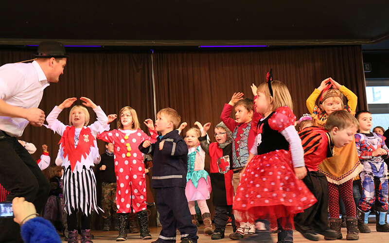 Kinder rocken die Bühne